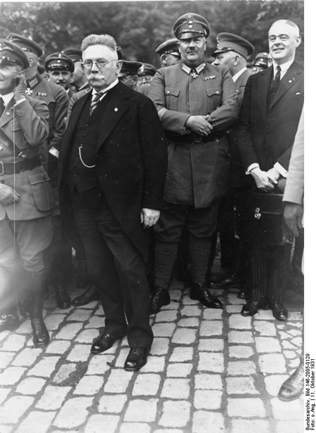 Alfred Hugenbert bei der Gründung der „Harzburger Front” in Bad Harzburg (11. Oktober 1931)
